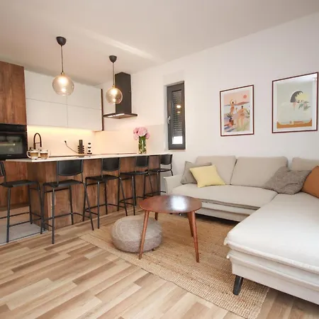 2 Bedroom Sunny Apartment *